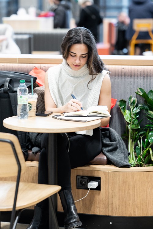 Passagierin im Food Court in T1